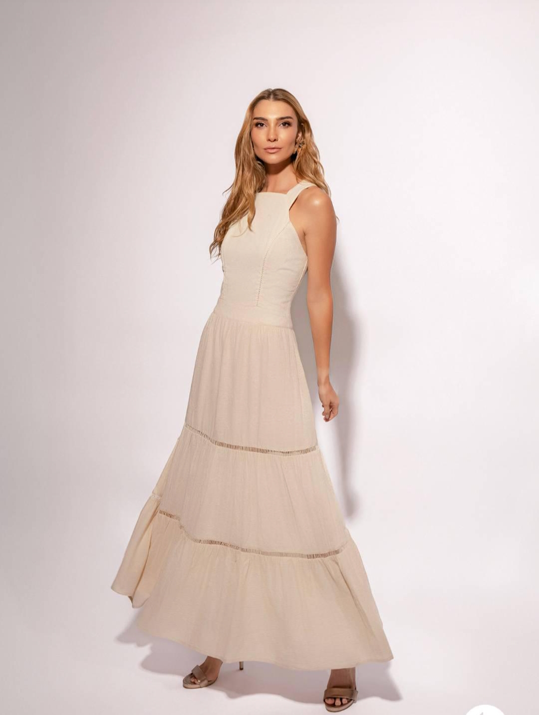 Vestido longo bordado bege