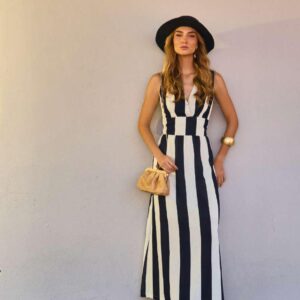 Vestido longo com fenda lateral