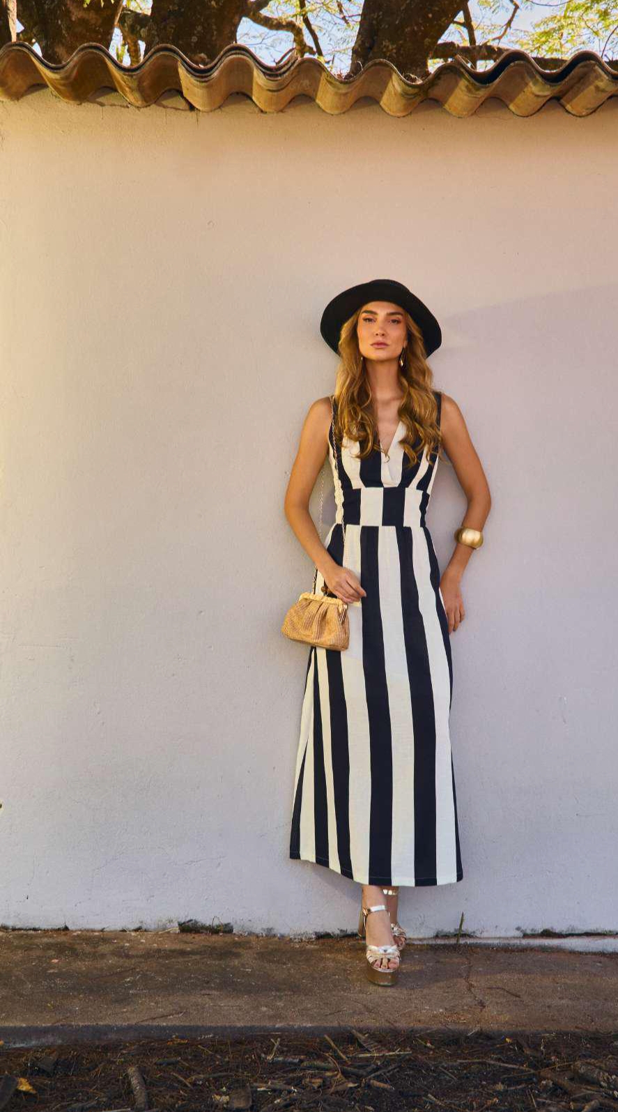 Vestido longo com fenda lateral