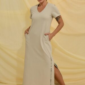 Vestido longo com fenda lateral