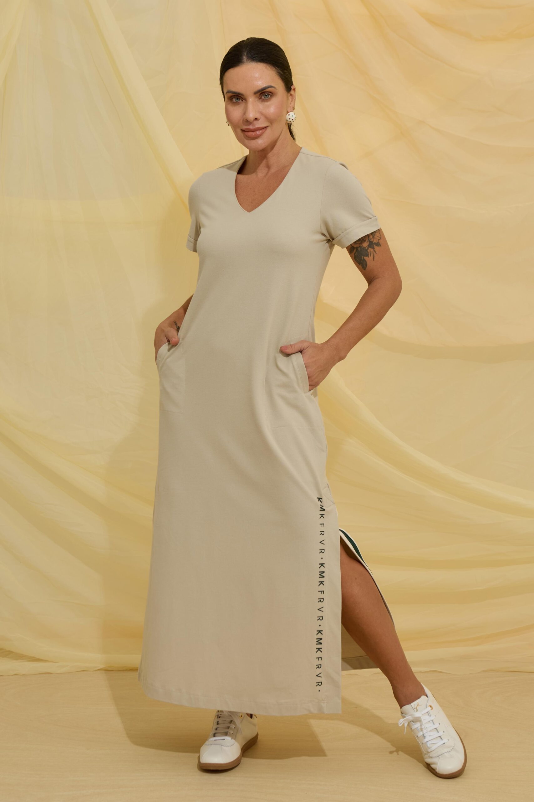 Vestido longo com fenda lateral