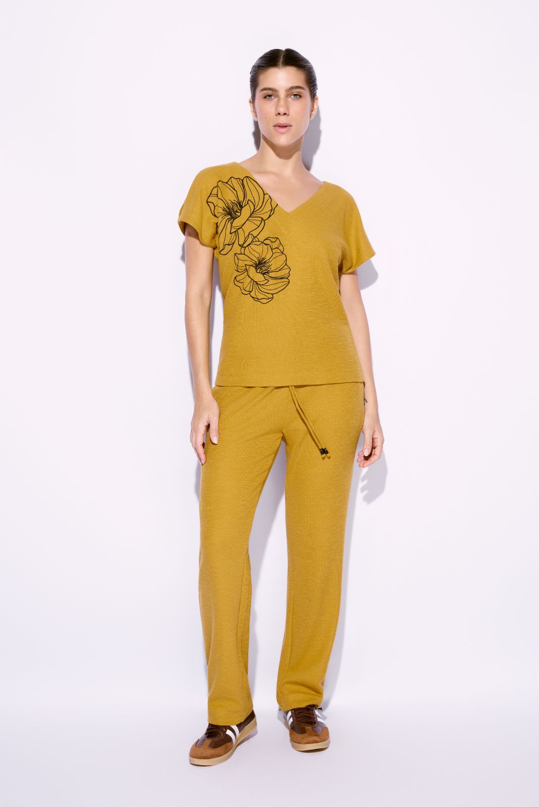 Conjunto de Calça e Blusa com Decote V Mostarda