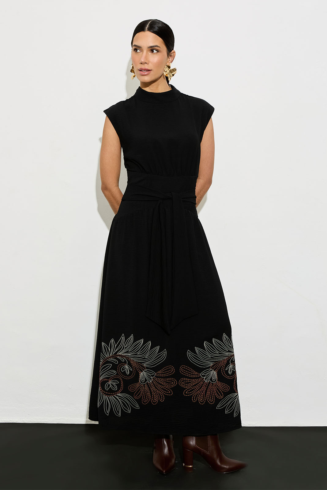 Vestido Bordado com Amarração Frontal Preto
